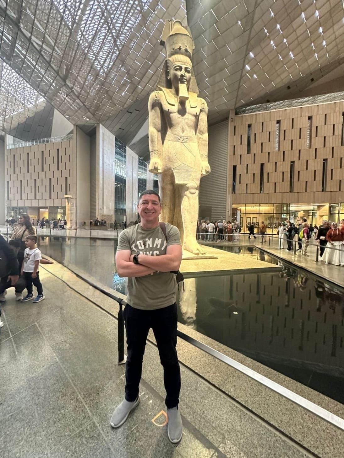 ¡Ya está en Costa Rica! El influencer Johan Sandí Fernández5, conocido en redes sociales como “El Manudito y también como “El Flaco Sandí”, llegó al aeropuerto Juan Santamaría a las 3 de la tarde.