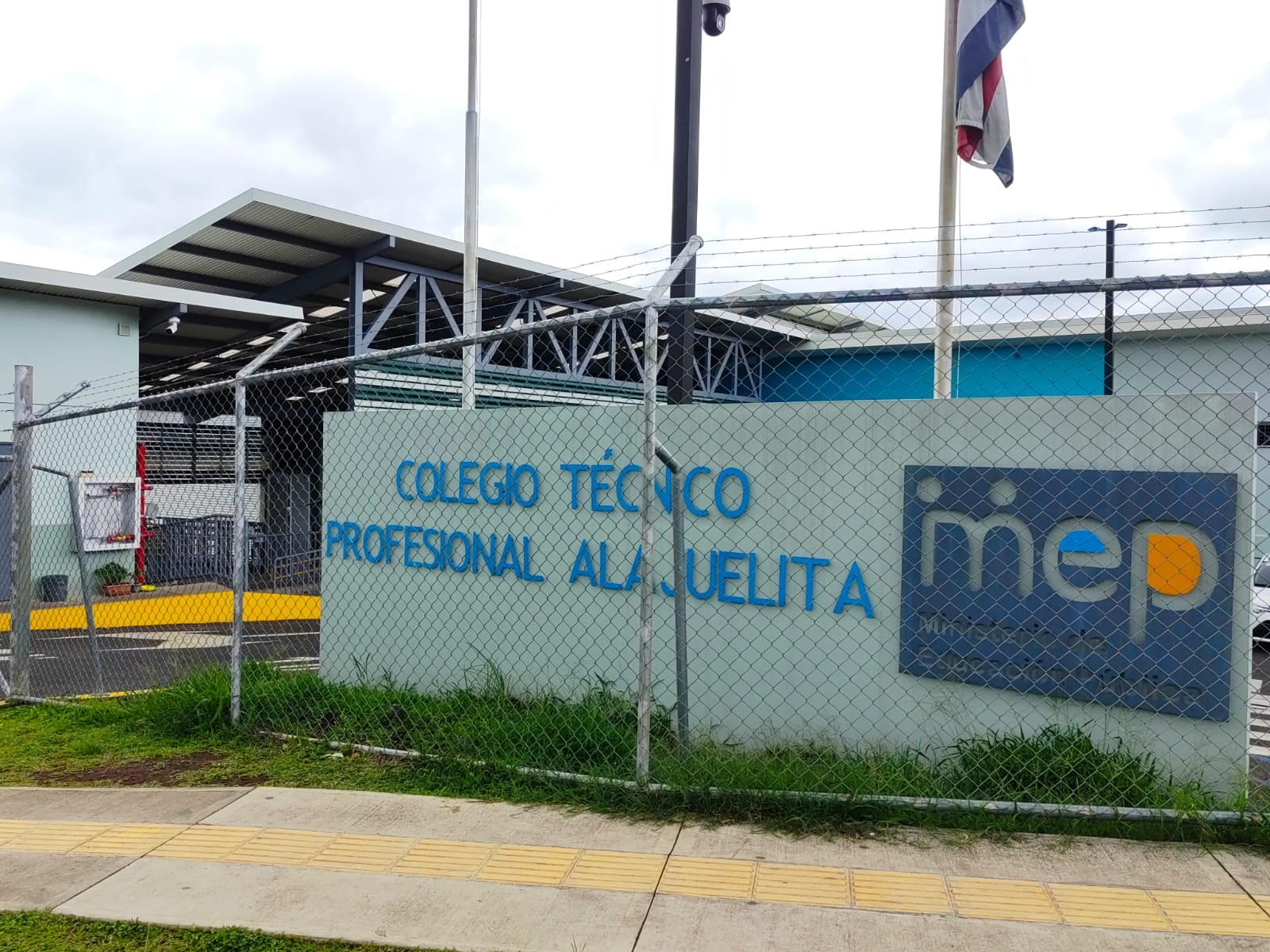 Con pancartas y tambores hay manifestación en el CTP de Alajuelita por falta de pago y presupuesto