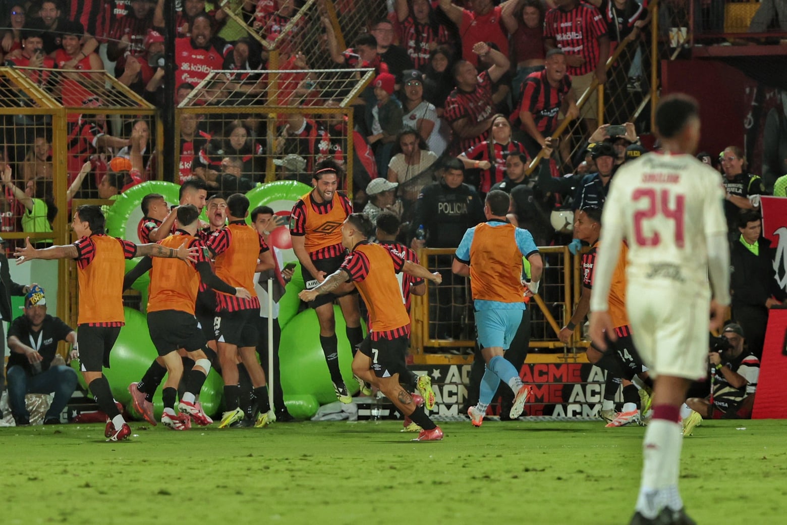 20/12/2025/ partido de ida entre Liga Deportiva Alajuelense vs Saprissa por el partido de vuelta de la final del Torneo apertura de la Liga Promerica 2025 en el estadio Alejandro Morera Soto / foto John Durán