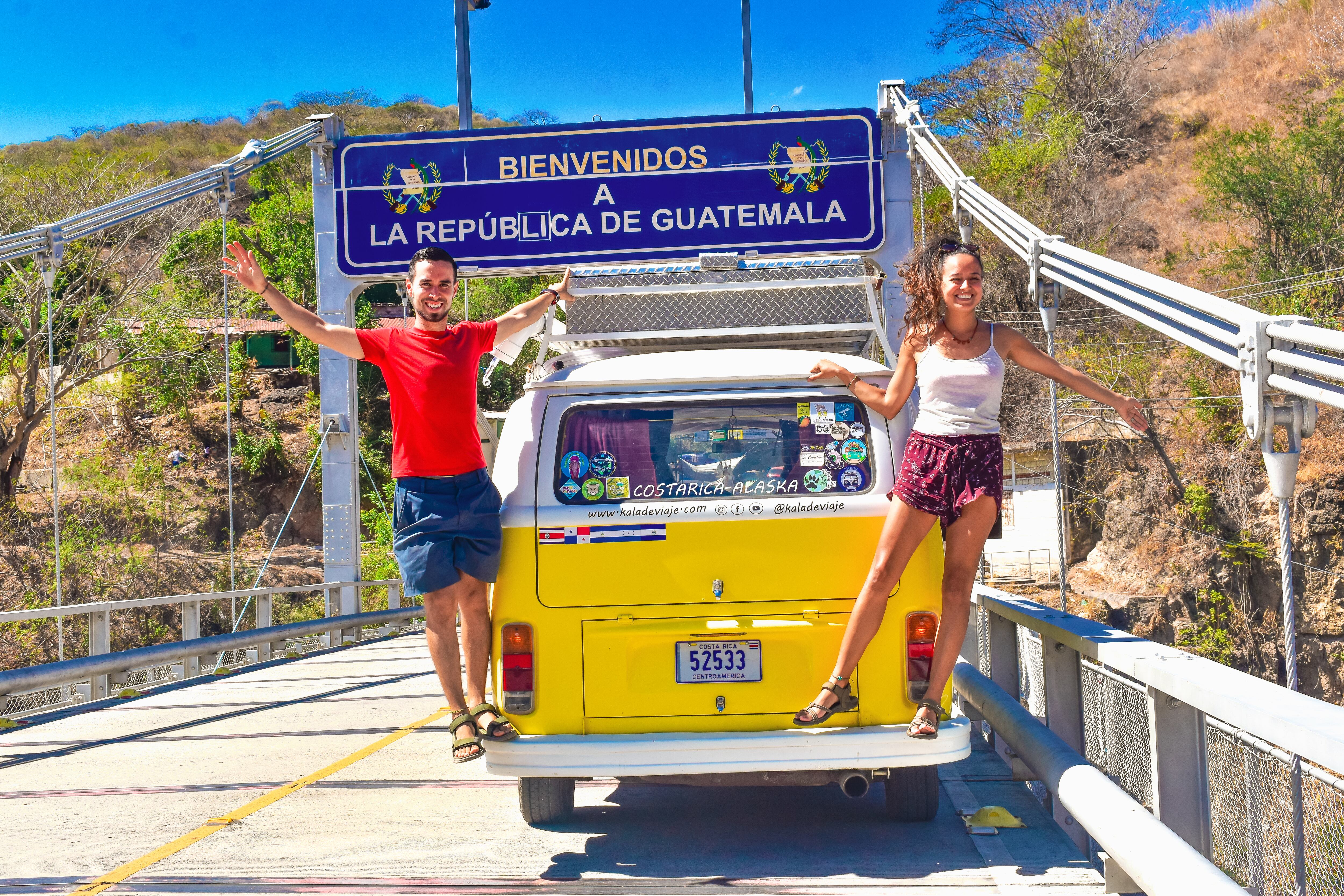 Katherine Rojas Solano y Johnny Corella Pérez, es un matrimonio sancarleño que sueña con llegar en una Kombi a Alaska.  Entrando a Guatemala