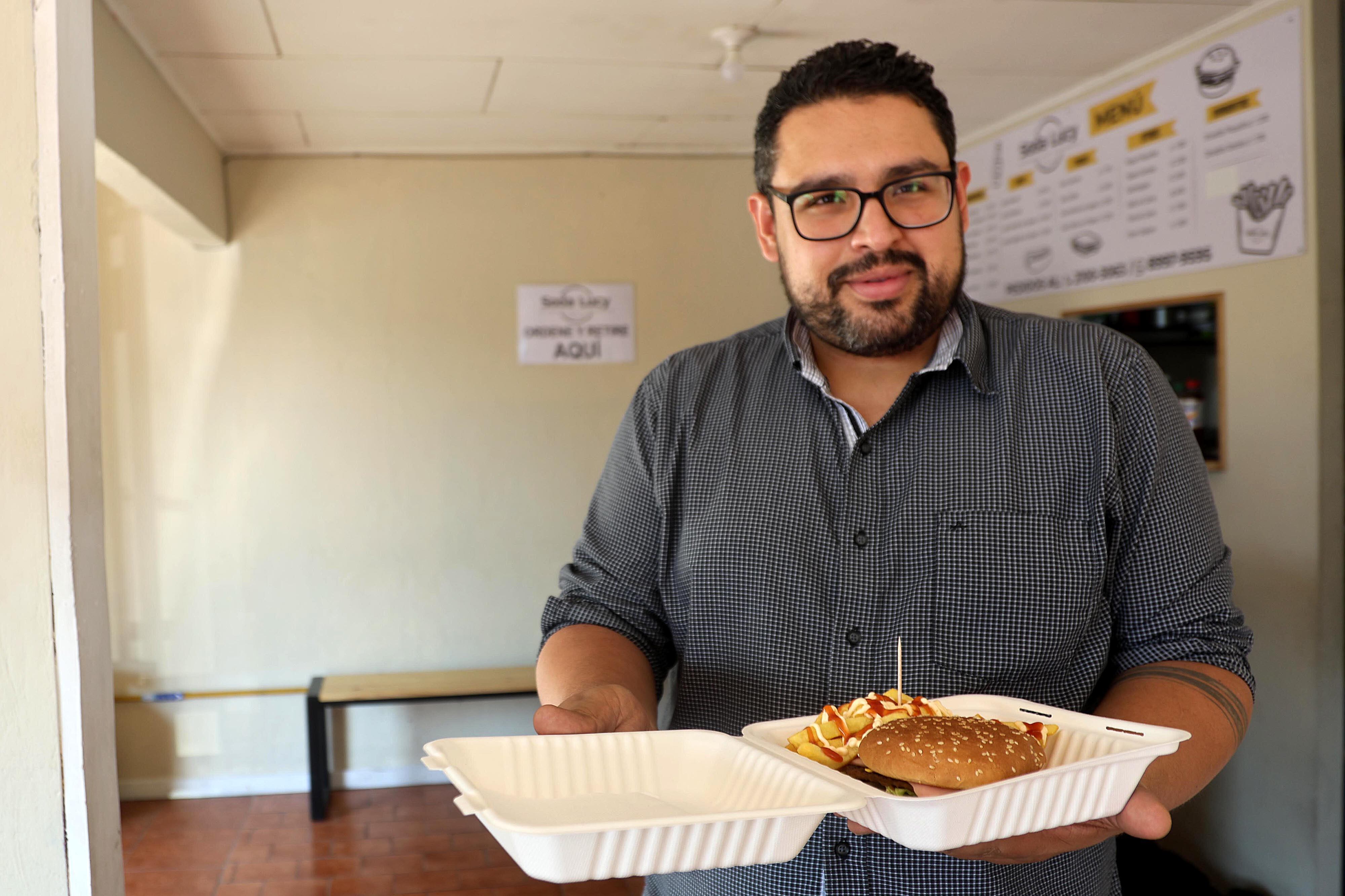 16/04/2024 Llorente de Tibás. Soda Lucy es un local de comida rápida: hamburguesas, sandwiches lápiz, tacos, doraditas, etc. Se trata de una especie de sucursal de la soda original de San Rafael de Oreamuno, en Cartago, con la misma calidad, precios muy accesibles y buena atención. Sus propietarios destacan que todos los alimentos, incluyendo las tortas y la mayonesa, son preparados por ellos mismos. Foto: Rafael Pacheco Granados