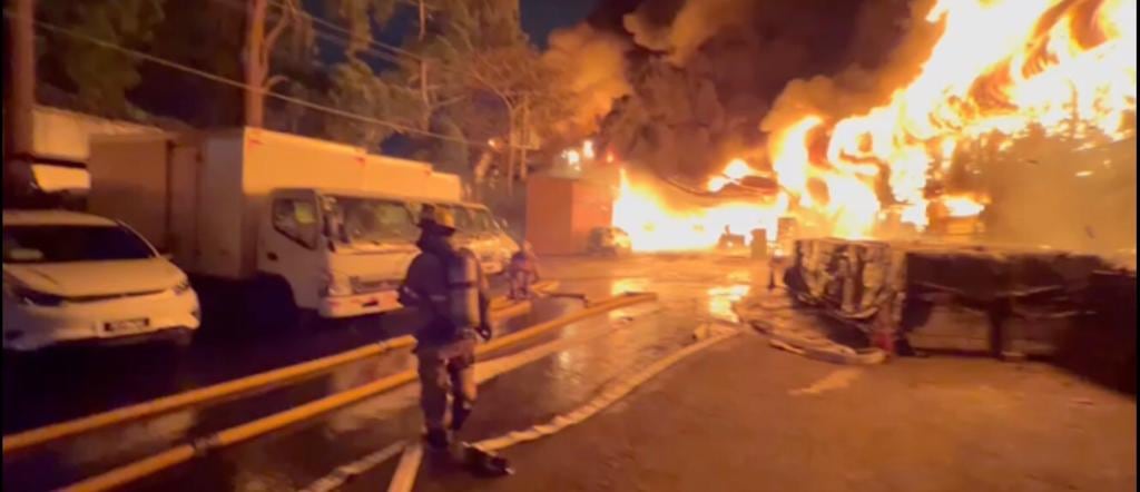 Incendio en bodega en Curridabat. Foto Bomberos.