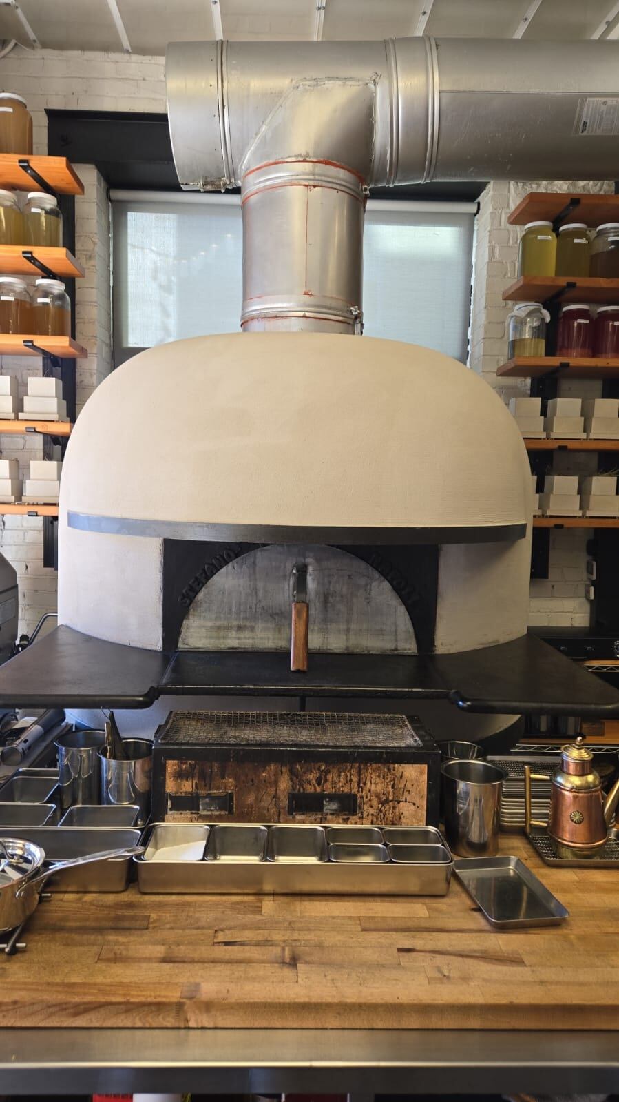 Byron Gómez Chacón, un herediano de la pura cepa, pero con sangre nicoyana corriendo por sus venas, es el primer costarricense en la historia que logra ganarse, en setiembre pasado, a puro esfuerzo una “Estrella Michelín”,