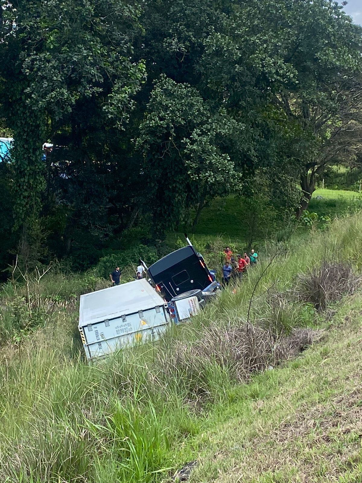 Un triple choque entre un tráiler y dos carros en Turrucares sobre la ruta 27 cobró la vida de una persona y dejó dos personas graves. Foto: Cortesía