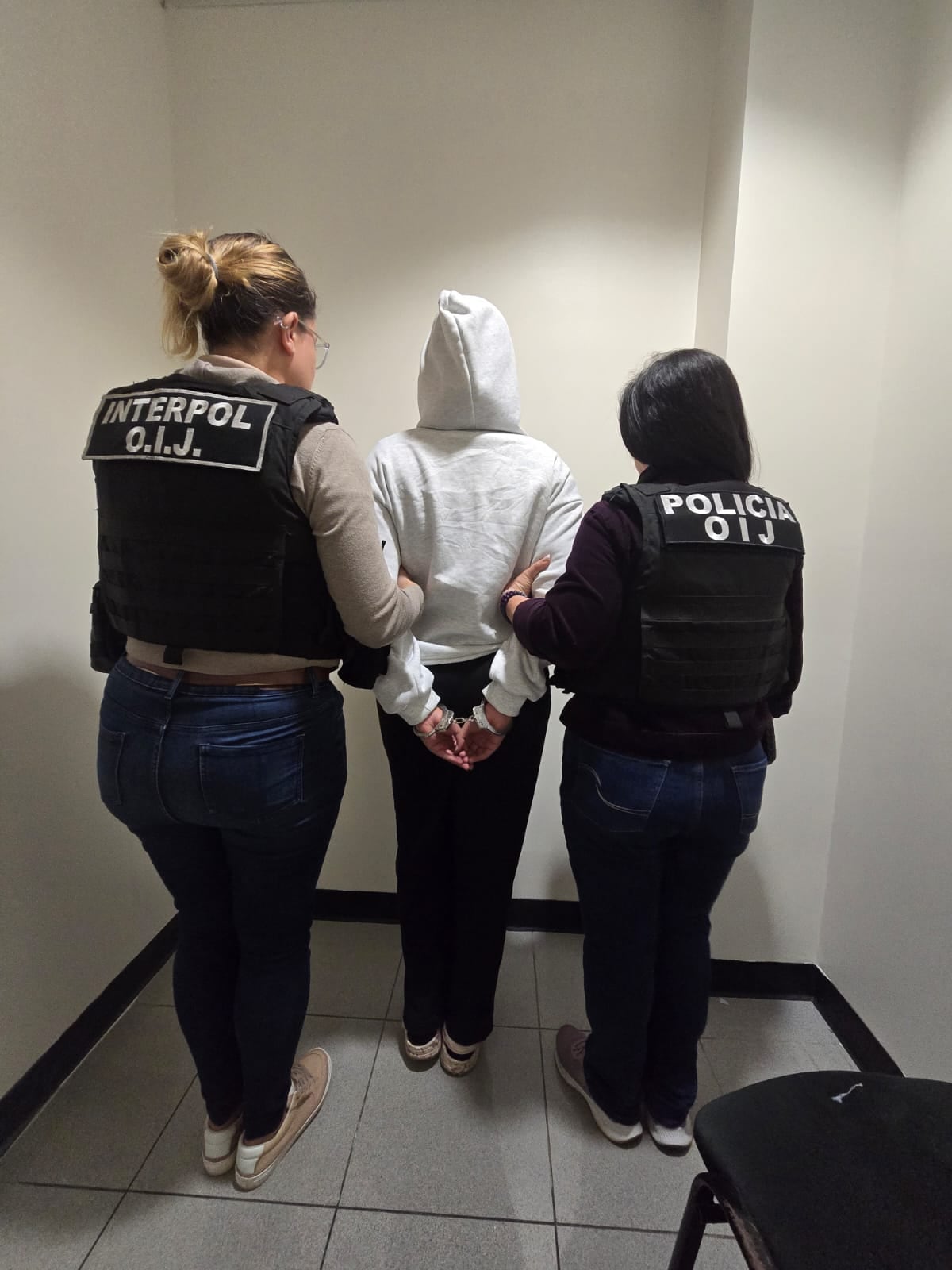 Chonta Mullings, exnuera de Pecho de Rata, detenida a su arribo al aeropuerto Juan Santamaría.