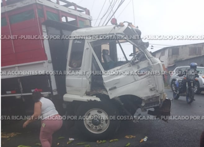 Choque camión Cartago.