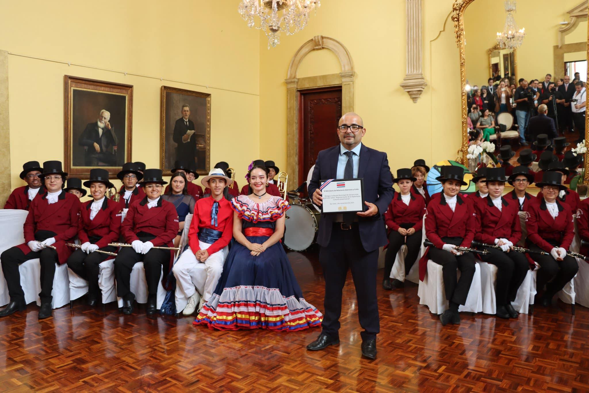 A inicios de noviembre recibieron la banda fue designada como “Representante de la Diplomacia Cultural costarricense”. Facebook.