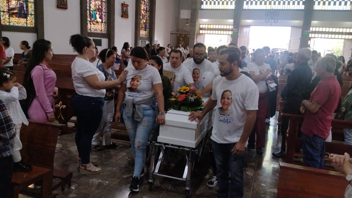 Familiares y seres queridos dan último adiós al pequeño Gael. Foto Keyna Calderón.