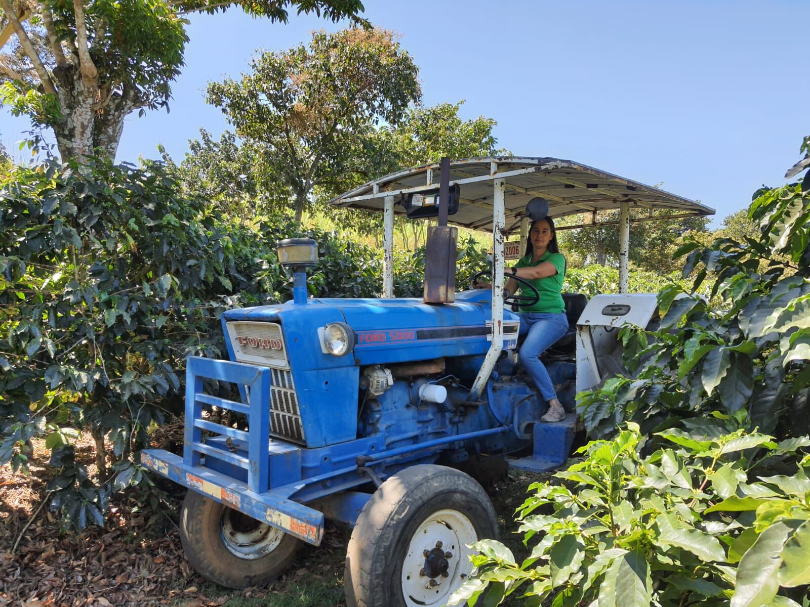 De las faldas del Volcán Poás y en los alrededores de Grecia en Alajuela, son las 34 mujeres caficultoras que unieron sus fuerzas para cultivar y recolectar café con calidad de exportación, la marca es Café Esencia de Mujer. En la foto, doña Lisbeth Bolaños Bolaños, cafetalera de Grecia.