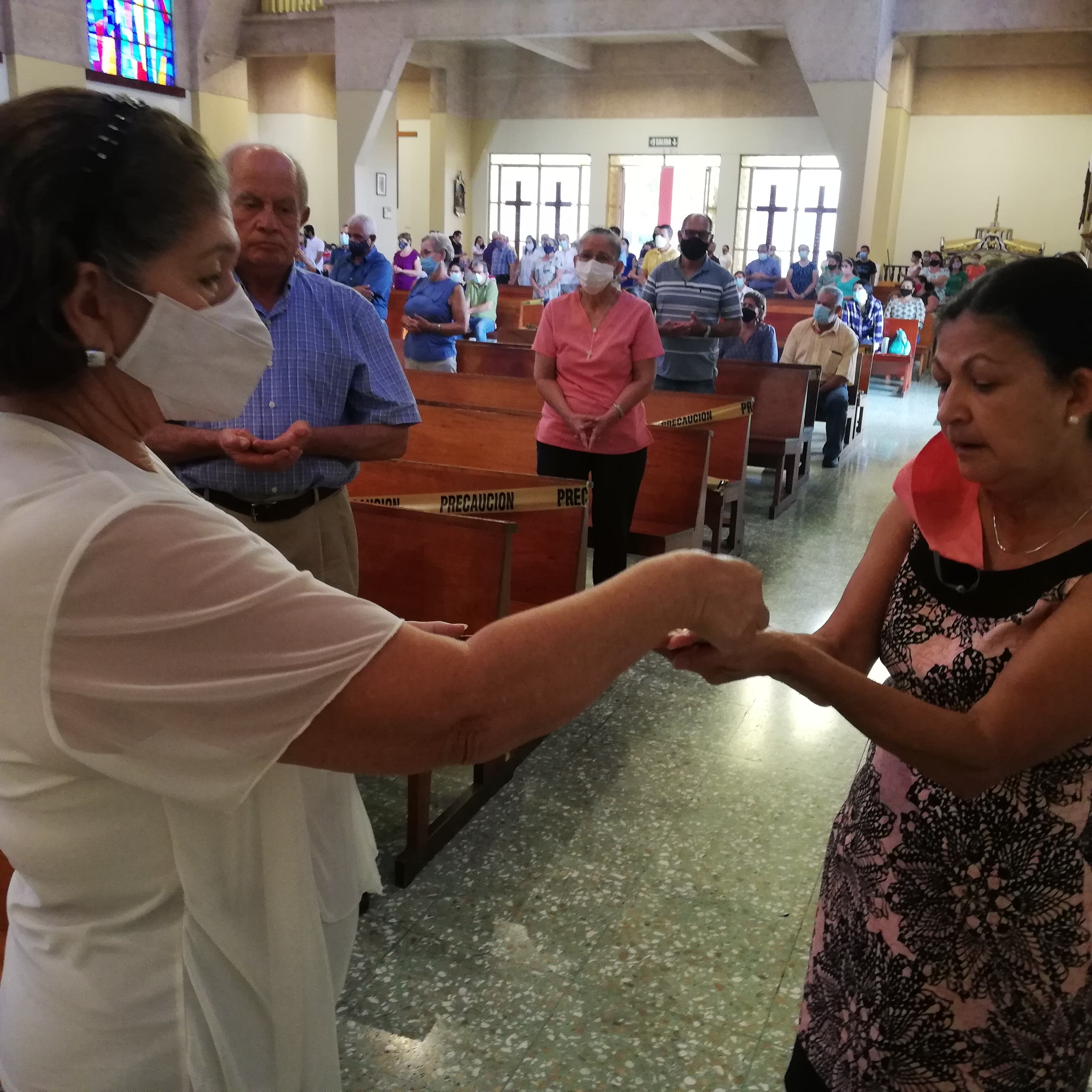 En la Catedral de Ciudad Quesada se vivió con mucha fe e higiene la misa del Miércoles de Ceniza del 2021 que presidió monseñor José Manuel Garita, obispo de la diócesis de Ciudad Quesada. En la foto la ministra extraordinaria Lourdes Vargas le da la comunión a doña Herminia Cruz.