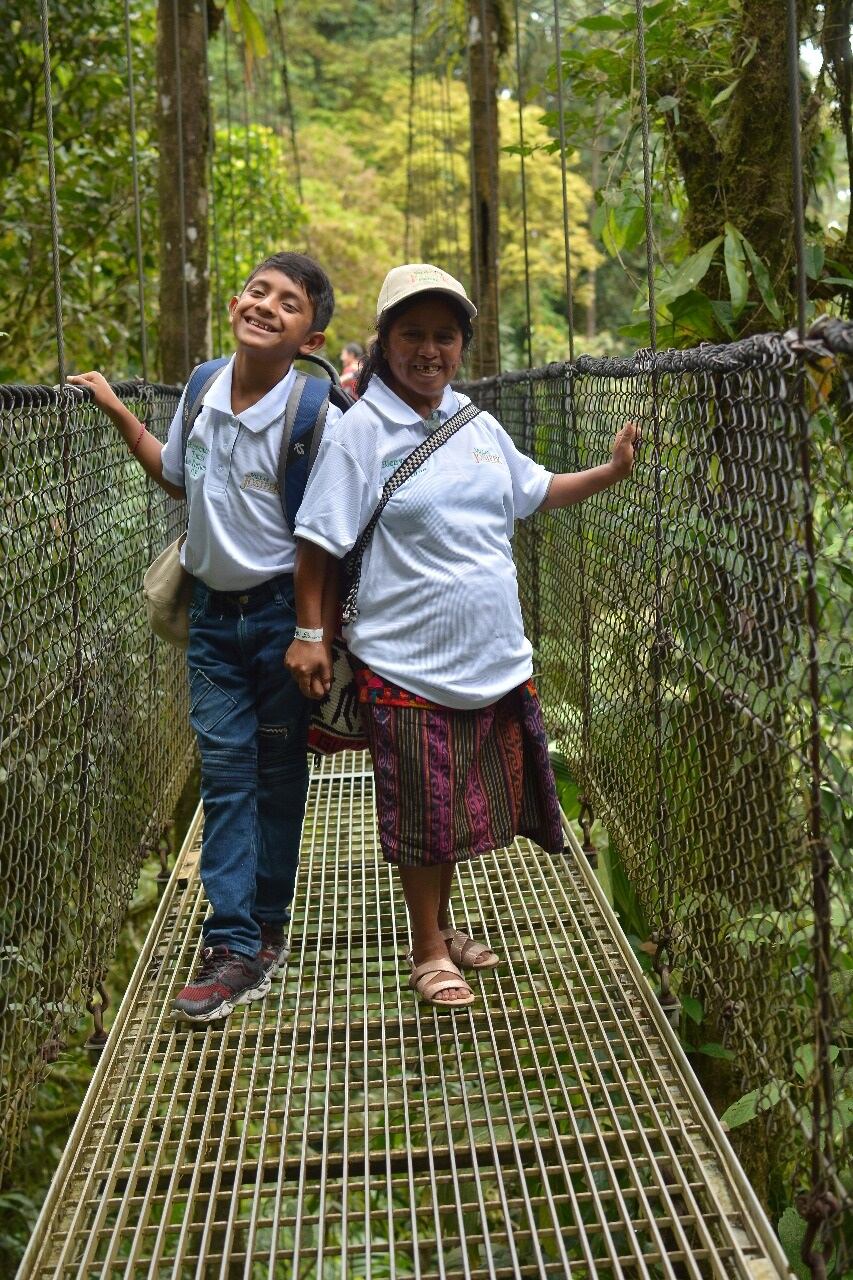 Tomasito y su mamá se divirtieron en los puentes colganes de La Fortuna de San Carlos