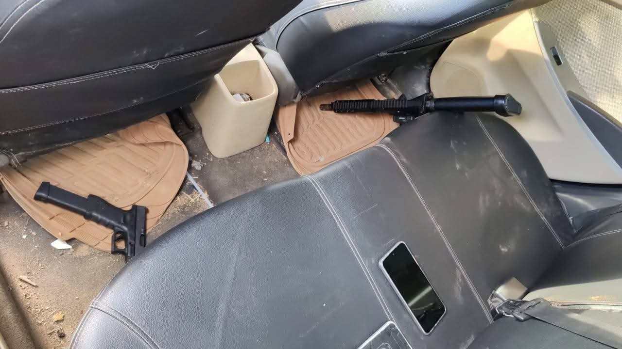 Fuertemente armados y recorriendo las calles del Caribe, es como andaban cuatro hombres que, al parecer, forman parte de la temida banda narco La H. Foto: Cortesía