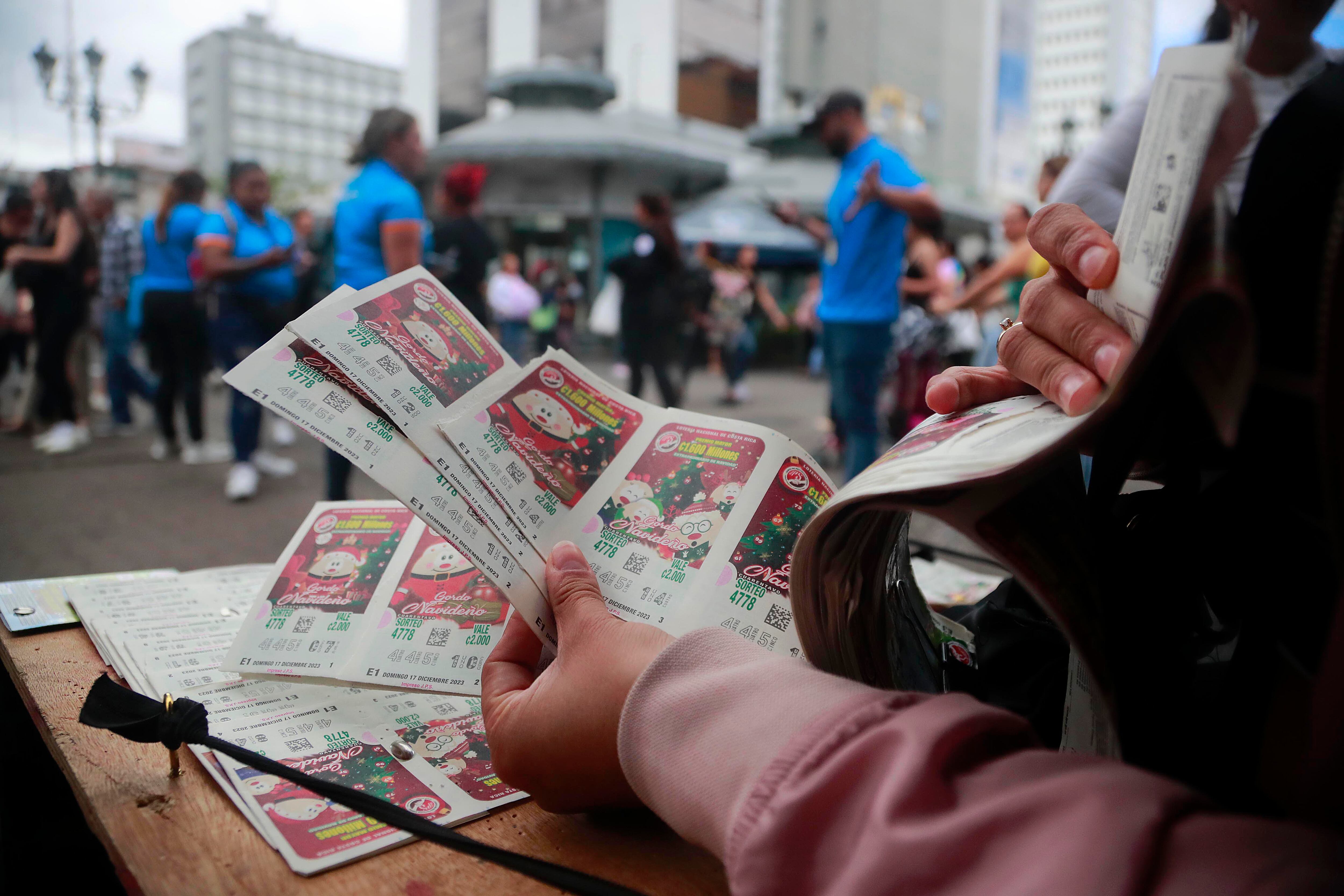 06/12/2023 San José. Vendedores de lotería aseguran que la venta de Navideña o Gordo navideño, como se le conoce, está muy mala.