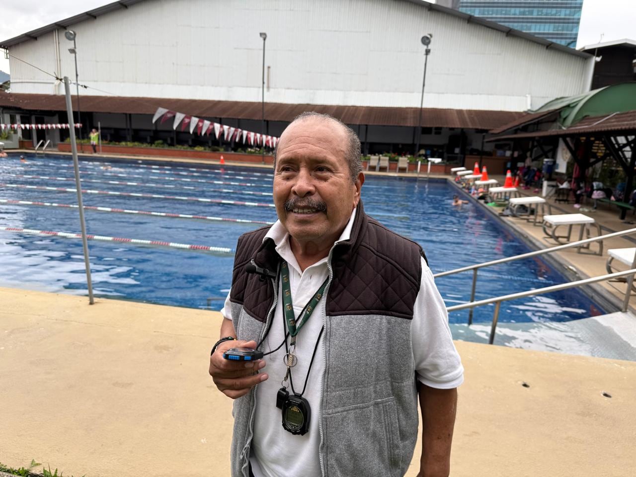 El entrenador de natación Francisco Rivas da su versión sobre las denuncias que surgieron este lunes, por presuntas agresiones. Fotos Eduardo Vega.