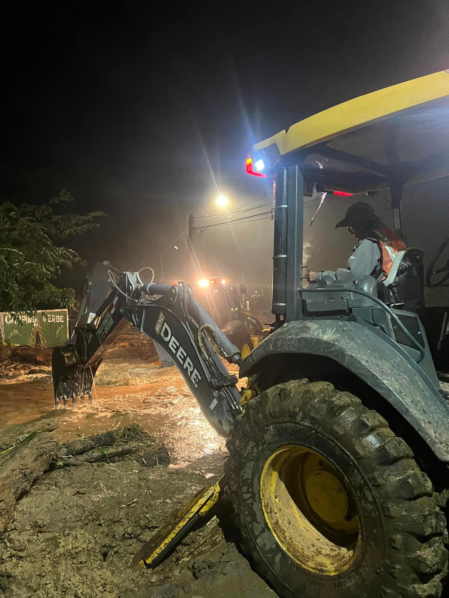 Desde la noche del lunes la maquinaria pesada atiende los problemas en carreteras y caminos en Monteverde, Puntarenas. Foto: Municipalidad de Monteverde.