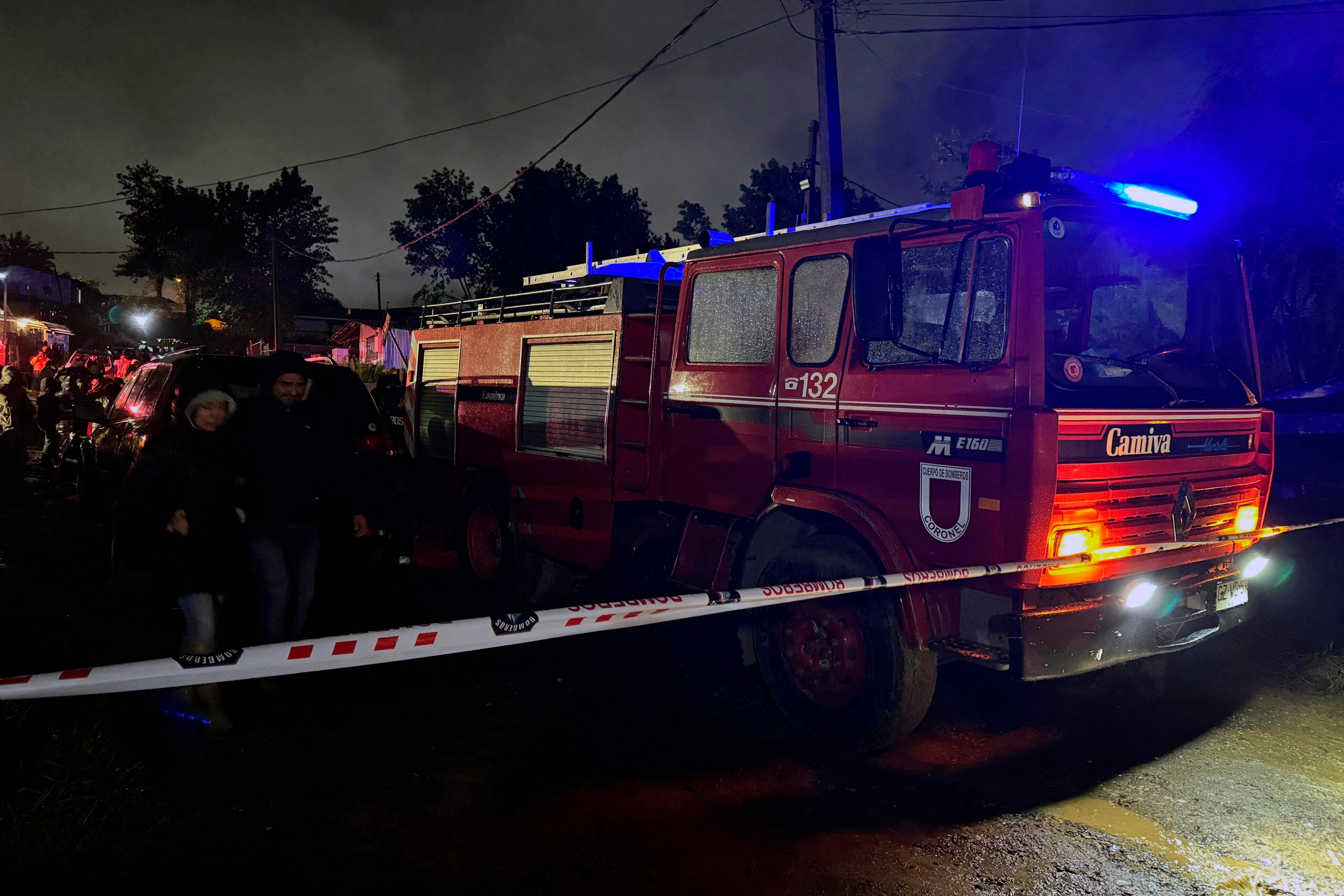 Un devastador incendio en un asentamiento de viviendas precarias en Coronel, Chile, dejó 14 migrantes venezolanos muertos, incluyendo ocho niños, según las autoridades.
