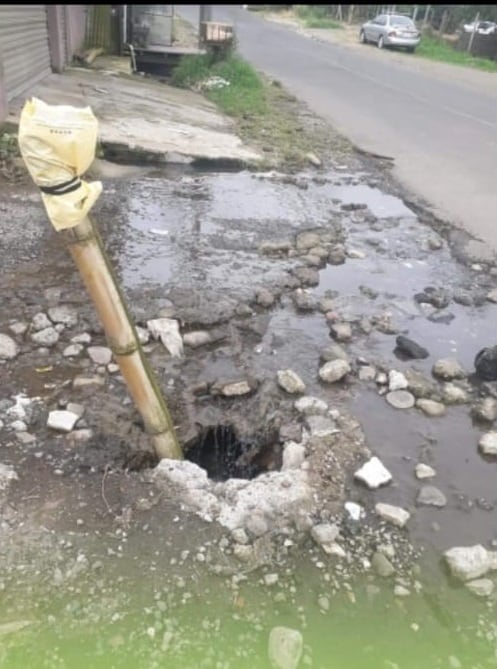 Un hueco de casi dos metros tiene cargados de estrés a unas 40 familias de Moravia porque ya van 4 años de que nadie lo llega a arreglar.