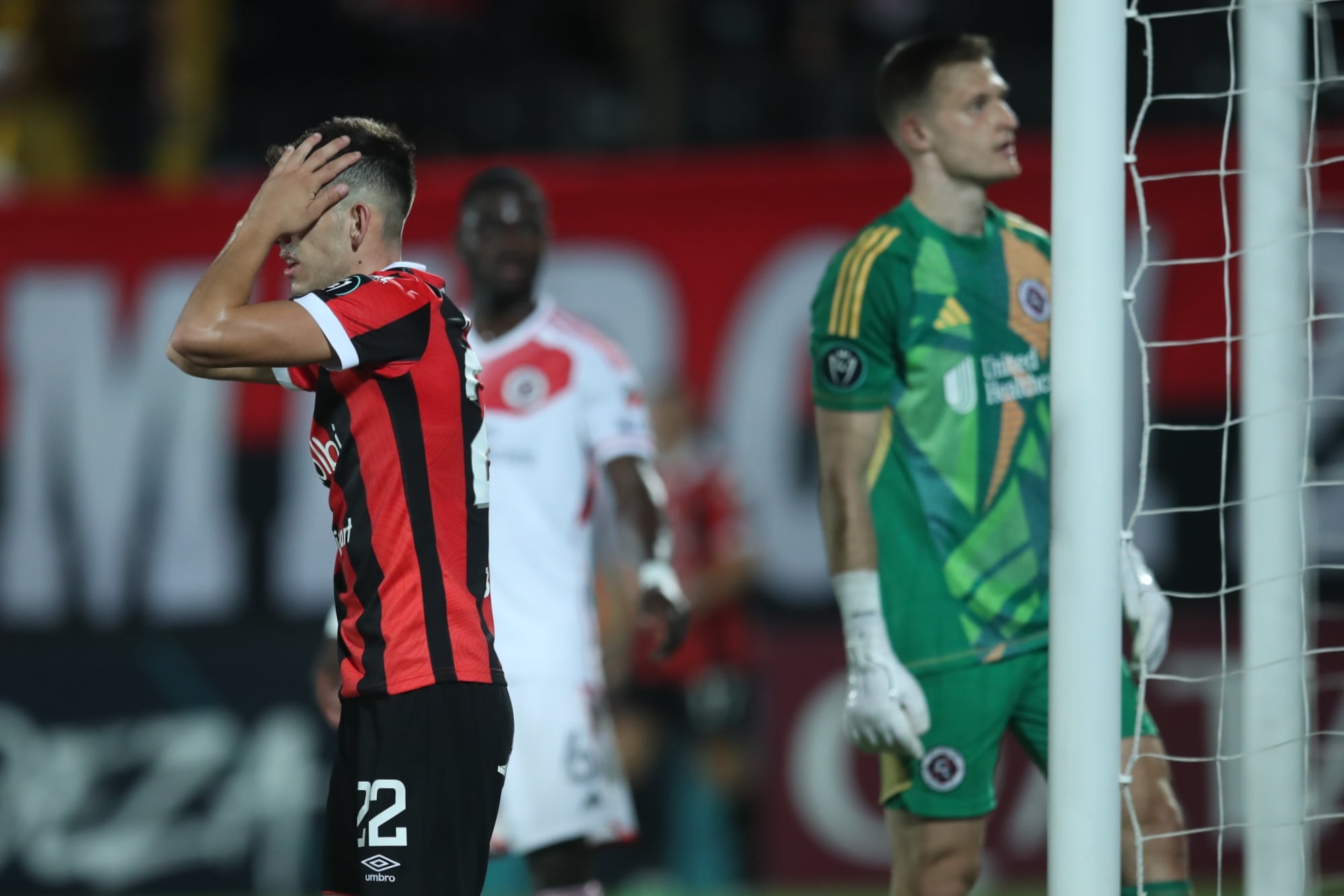 12/03/2024/ juego de vuelta entre Liga Deportiva Alajuelense vs New England Revolution por la CONCACAF Champions Cup en el estadio Alejandro Morera Soto donde el técnico Alexandre Guimarães vuelve al fútbol de Costa Rica dirigiendo a la Liga / Foto John Durán