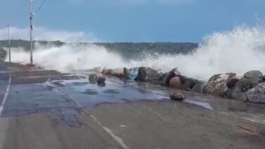 Video muestra el fuerte oleaje en Caldera que inundó viviendas y llenó de temor a los vecinos