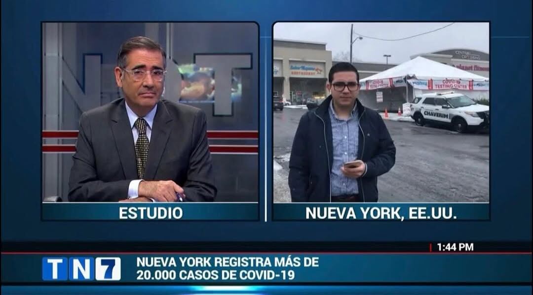 Elías Alvarado en transmisión para 'Telenoticias' con Ignacio Santos.