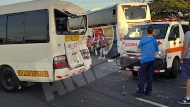 Trasladan a 11 personas a un centro médico tras violento choque múltiple en la carretera General Cañas
