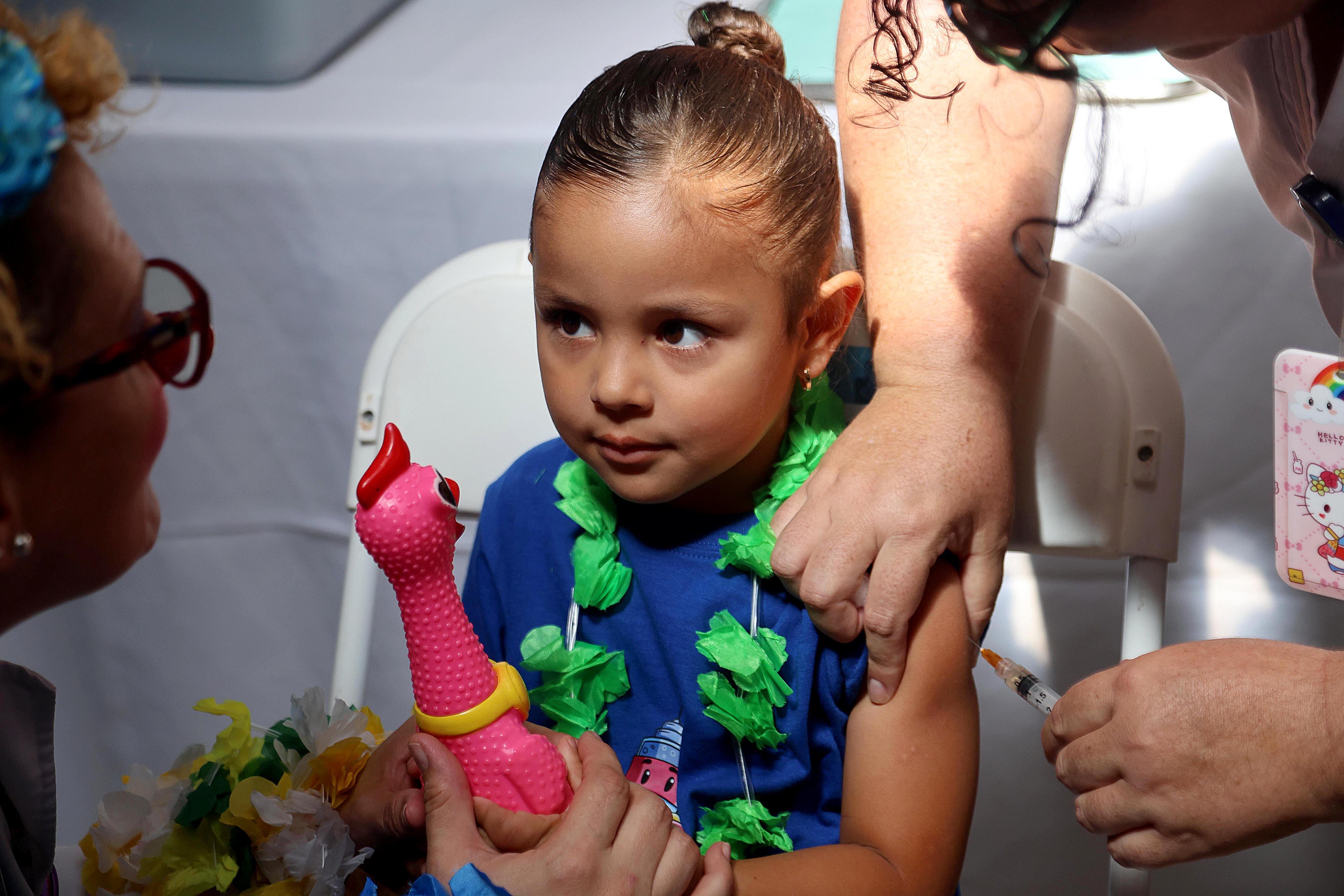 01/04/2024      Cen-Cinai Goioechea. Comienza jornada de vacunación extraordinaria contra sarampión, rubeola y paperas. Amanda Brenes Calderón, de seis años, fue la segunda en recibir la vacuna. Se la aplicó Amalia Piedra (ATAP) y le colaboró la doctora payasita Gacita. Foto: Rafael Pacheco Granados