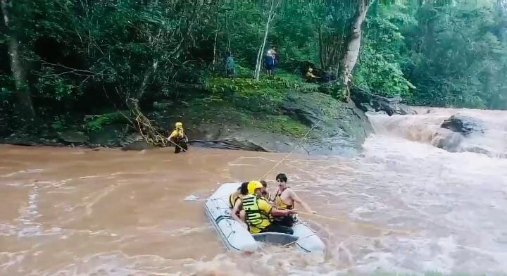 Bomberos rescataron a cuatro jóvenes que quedaron atrapados por una cabeza de agua