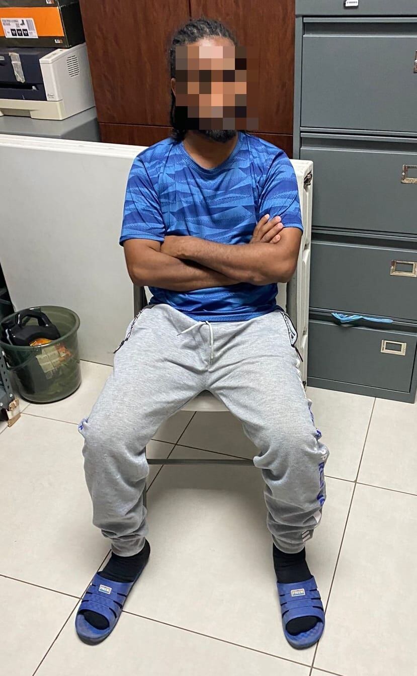 Un supuesto terrorista identificado como Ali Abdinuur Ahmed de Somalia está en manos de las autoridades de Migración tras haber sido detectado que estaba en suelo costarricense. Foto: Migración