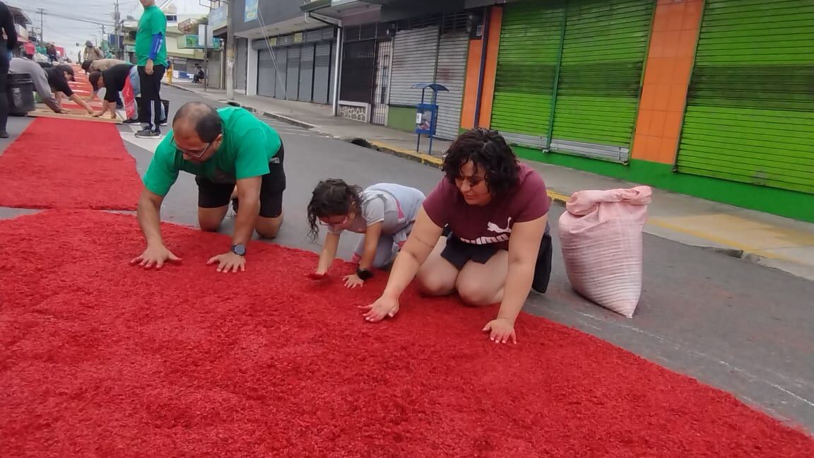 Las diferentes filiales de la Diócesis de Cartago, se encargan de adornar con alfombras de aserrín, flores y alegría, las calles de Cartago para la tradicional Pasada de la virgen de los ángeles de la catedral a la basílica que fue el 3 de setiembre del 2023