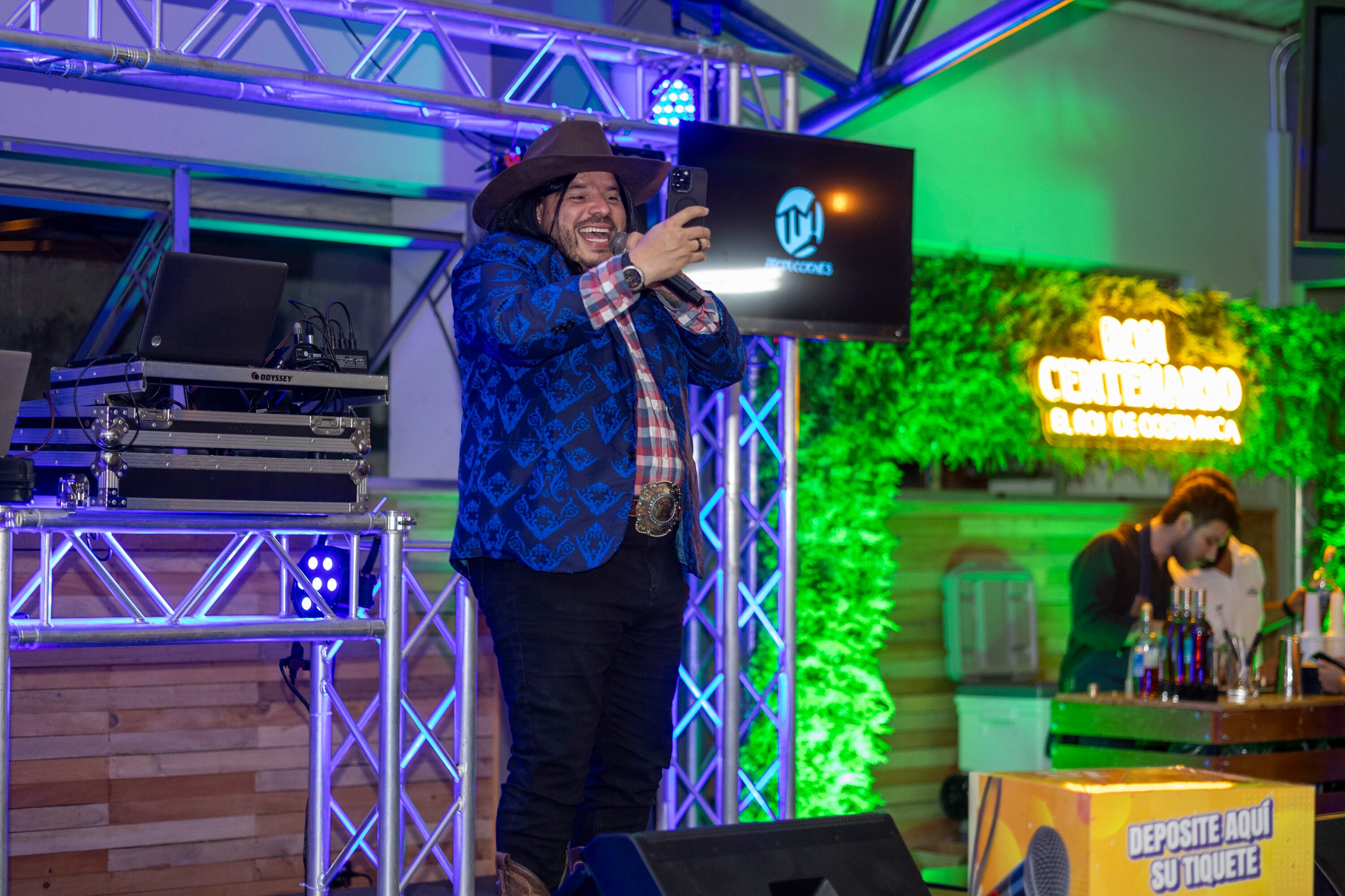 13/10/2024, San José, Grupo Nación, celebración del aniversario numero 18 del periódico La Teja, empleados y lectores reunidos para la celebración.