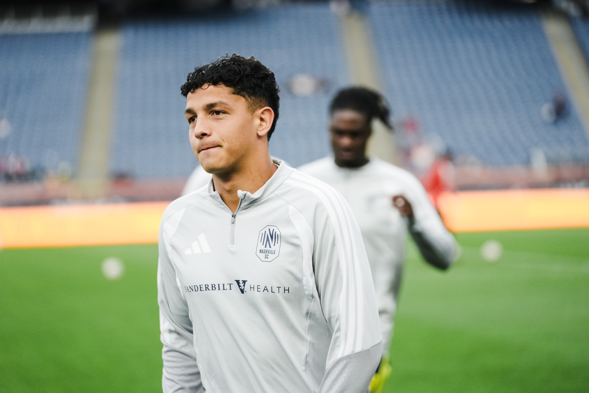 Warren Madrigal en el calentamiento del juego contra New England.