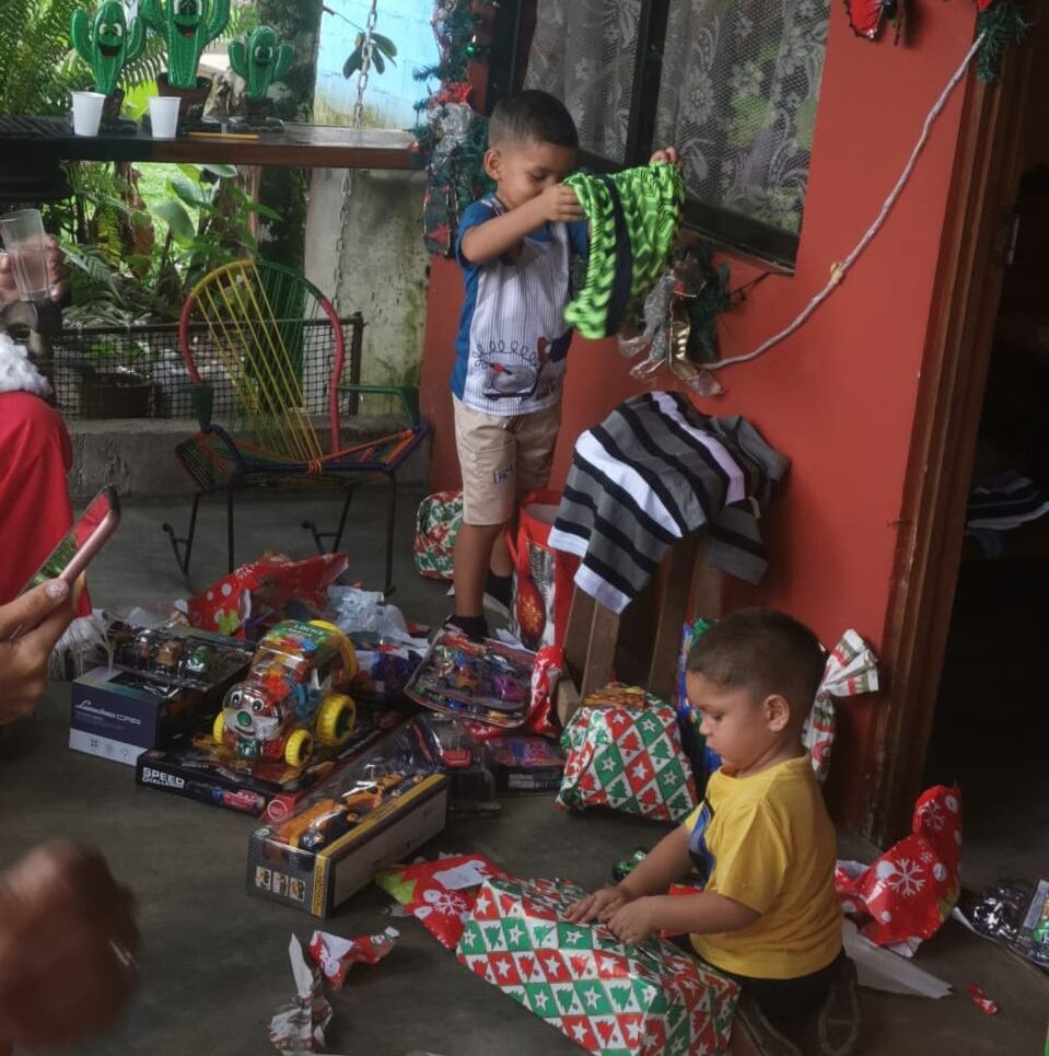 Amigos de taxista informal asesinada en Sarapiquí llevaron regalos a sus hijos. Foto cortesía Roy Vega.