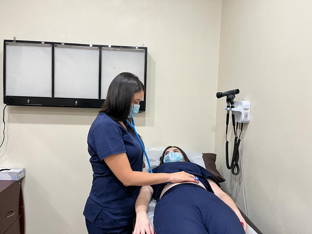 La doctora Katherine Chan Grand reconoce que el mes de diciembre es primo hermano de los problemas estomacales y es porque mucha gente hace tremendo desórdenes con las comidas