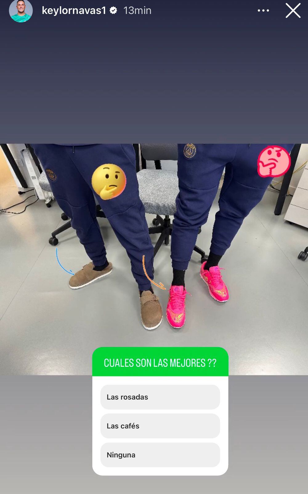 Keylor Navas puso a elegir a sus seguidores entre lo que son unas pantuflas de cuero o unas tenis.