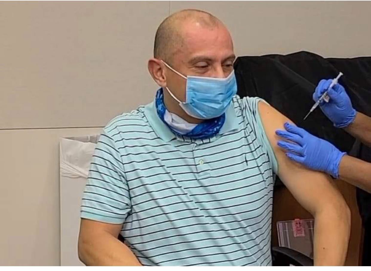 Carlos Abarca Coto, tico de nacimiento, fue el primer costarricense vacunado contra el Covid-19 en Estados Unidos. Este 17 de diciembre, a eso de las siete de la mañana hora de Houston, Texas (que en estos momentos es la misma hora tica), al tico le pusieron la vacuna.