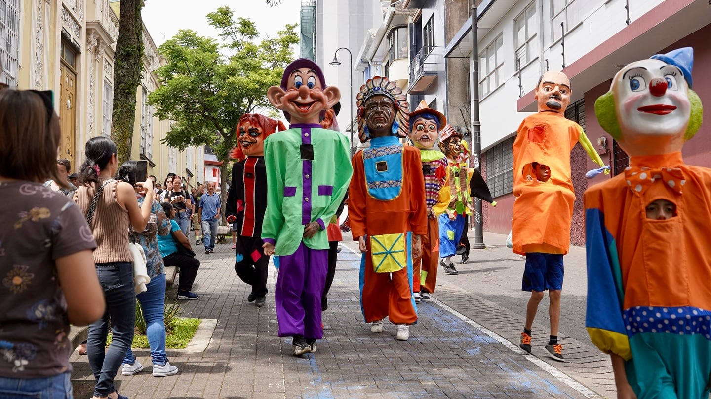 II Festival de Cimarronas y Mascaradas “Nuestros Espantos”. El domingo 26 de octubre la Avenida 4 y la Plazoleta de La Soledad se llenan de alegría, música y esas figuras tan nuestras que nos hacen reír y recordar nuestras raíces