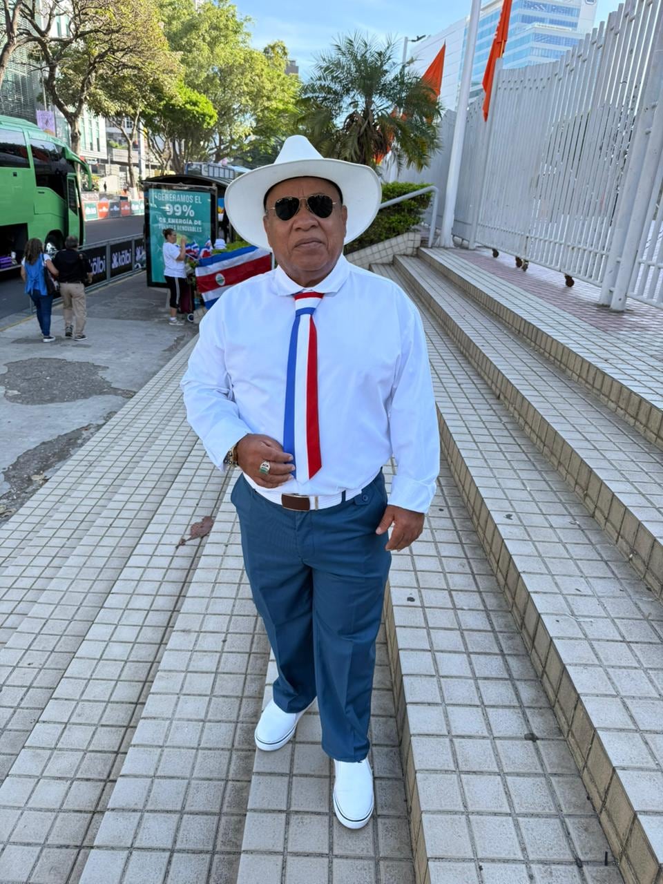 De diferentes partes del país llegó la gente a celebrar el traspaso cargados de fe en un mejor futuro para el país. En la foto, José Rodríguez.