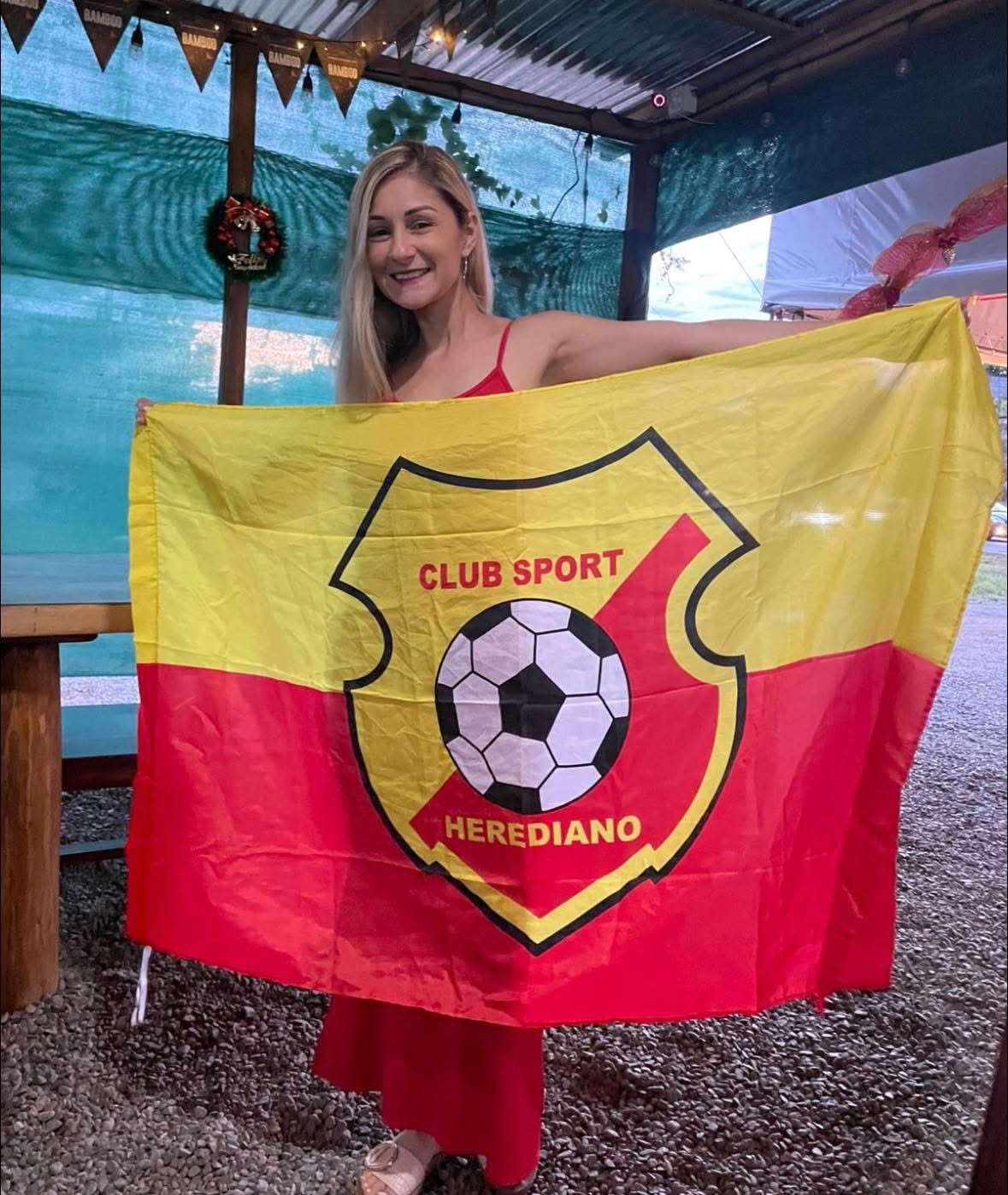 Festejo de los aficionados del Herediano tras ganar el título número 30