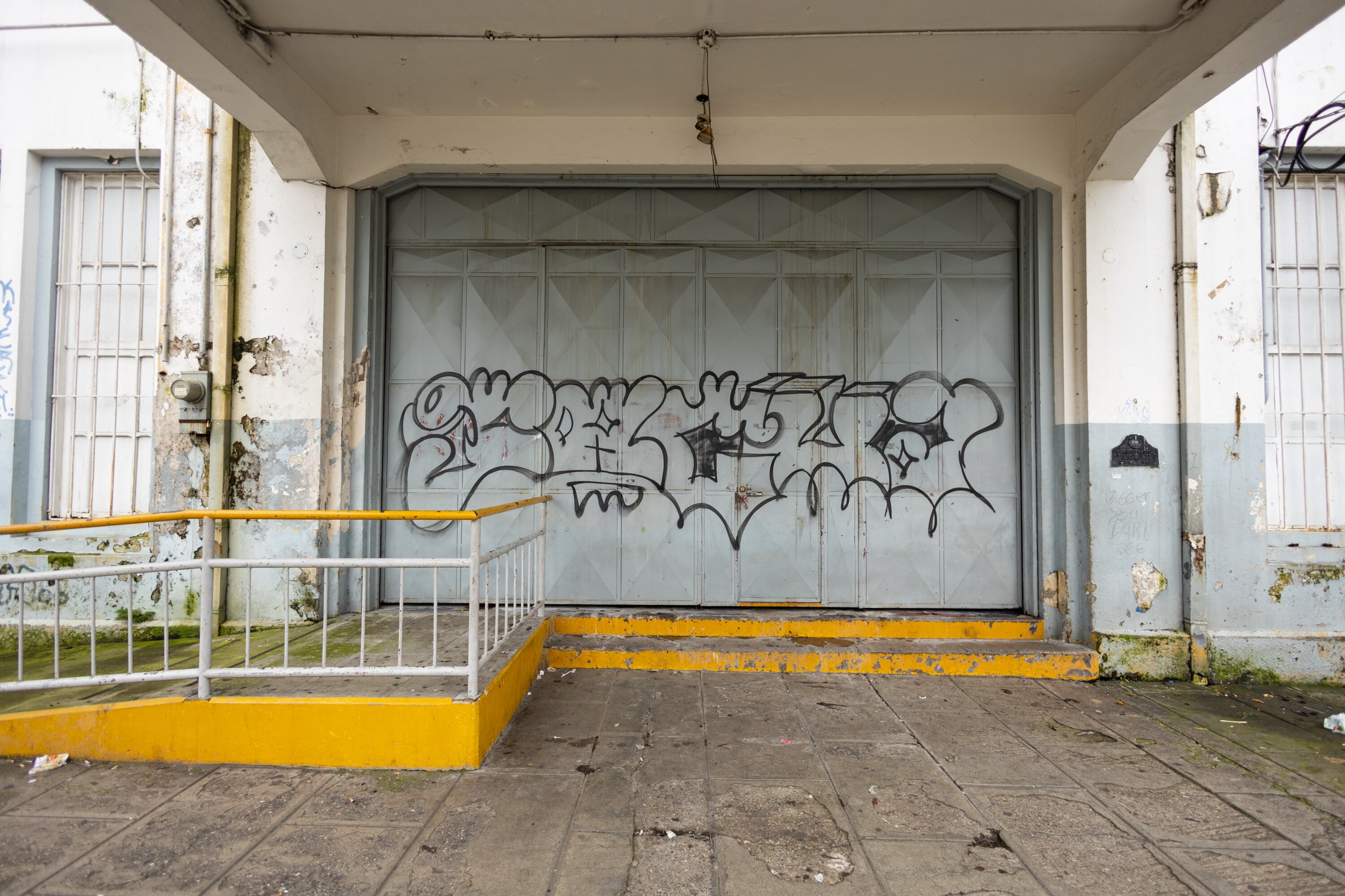 14/11/2024, Cartago, fotografías del Gimnasio del Colegio de San Luis Gonzaga, para poder observar el deterioro en el que está el edificio abandonado.