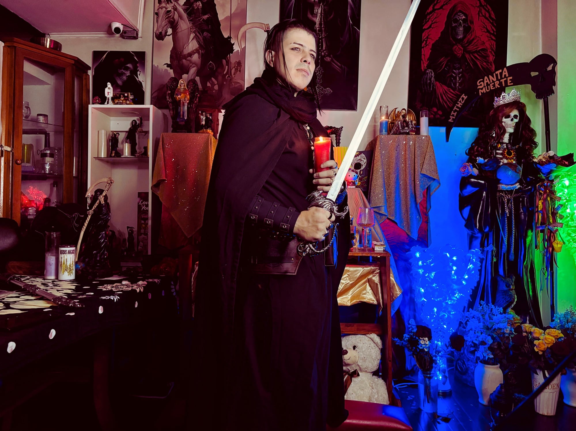 Esteban Morales Bonilla es Esteban Velarium, el Guardián del Velo, es un mago ritualista de quinta generación y heredero de un linaje antiguo que custodia el grimorio familiar. Su papel es mantener el equilibrio entre los mundos visibles e invisibles, protegiendo los secretos del conocimiento prohibido y asegurando que solo los dignos crucen el umbral.