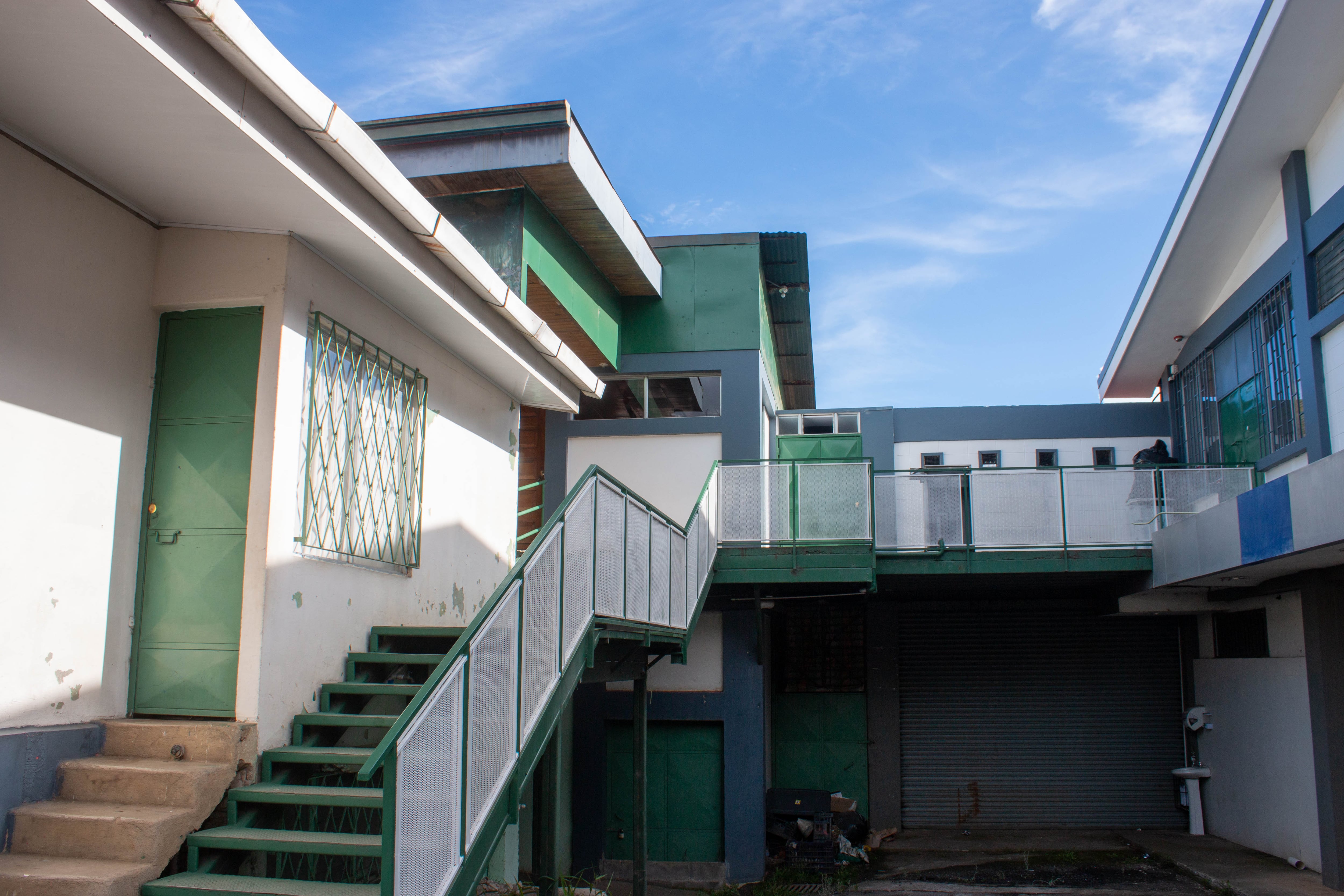 El edificio de la Asociación de Horticultores del Irazú (ASHORI) también abre sus puertas, para llegar hasta aquí desde el edificio central, los estudiantes deben cruzar la calle principal, altamente transitada y que no cuenta con pasos peatonales.