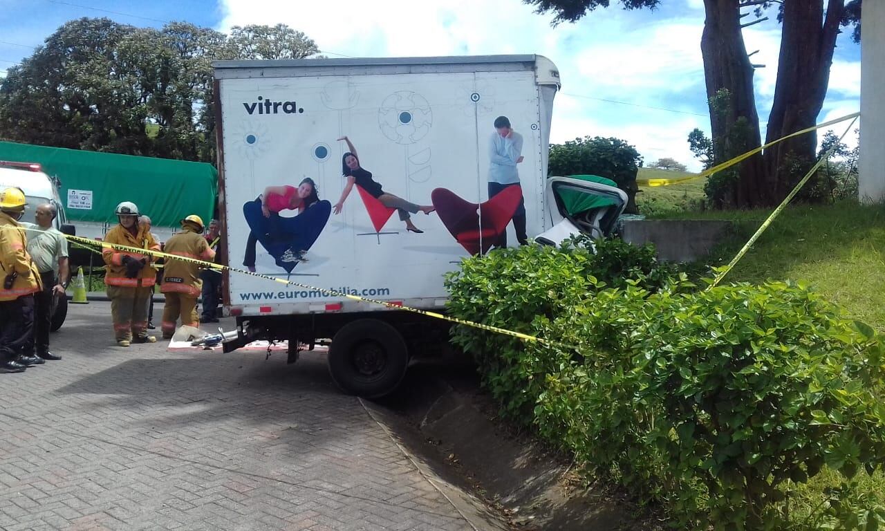Conductor de camión muere al chocar contra muro de concreto en Cartago. Foto suministrada por Keyna Calderón.
