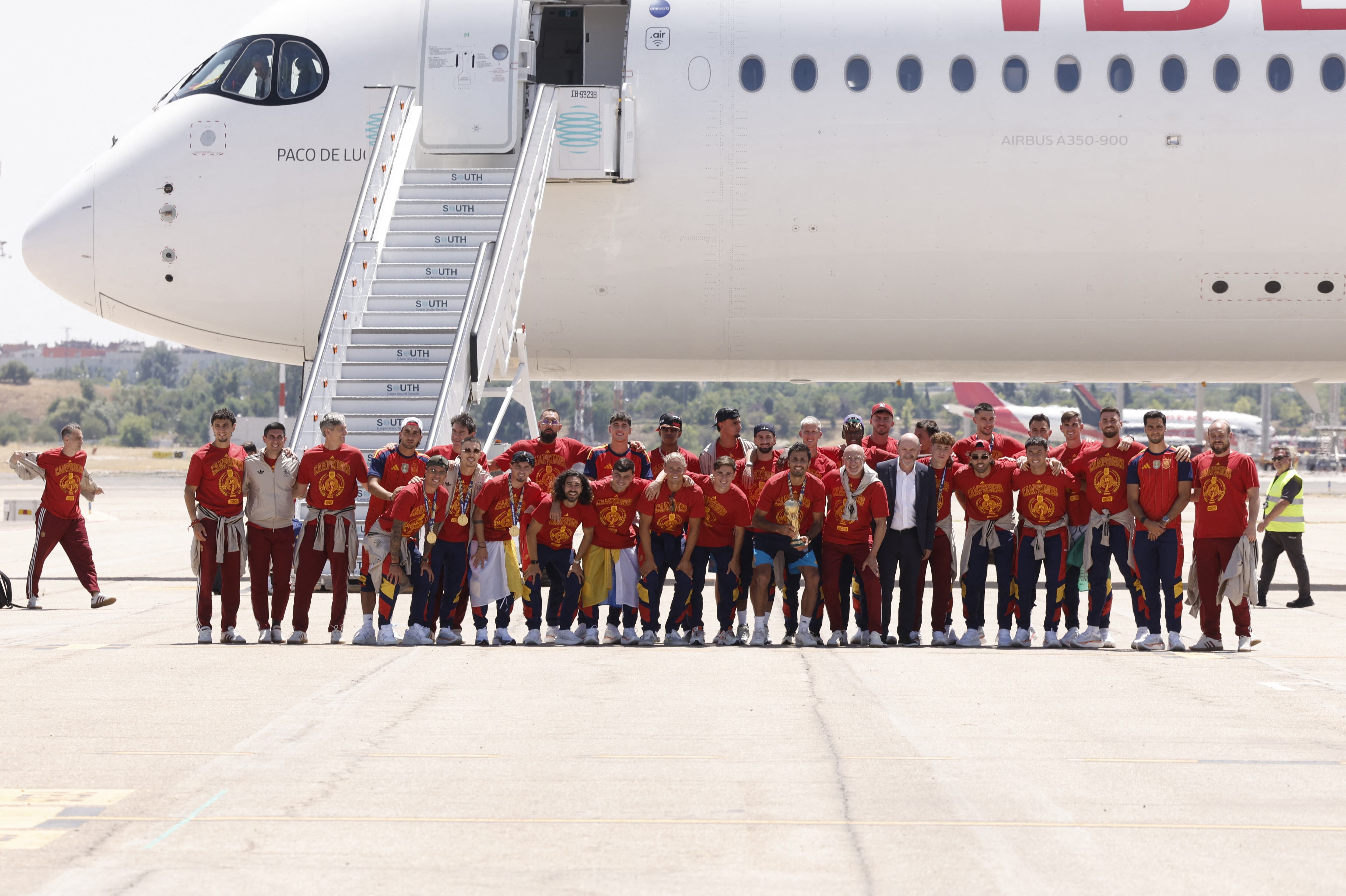 La delegación de España a su llegada a su país