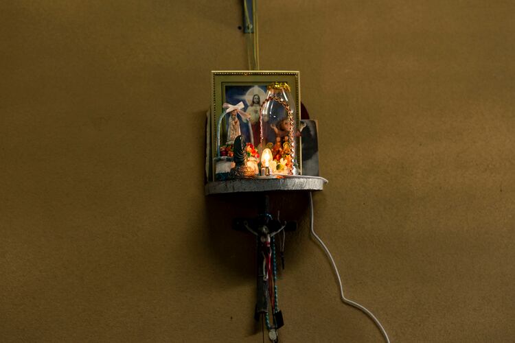 La precariedad de un grupo de trabajadores que da mantenimiento a las torres de transmisión de radio y televisión en la cima del volcán Irazú es captada por medio de la palabra y la fotografía por Paulo Ruiz Cubillo, vulcanólogo de la Escuela Centroamericana de Geología de la Universidad de Costa Rica (UCR)