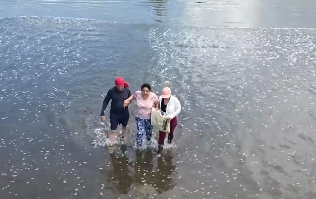 La mamá del joven tiró al mar la almohada para que su cuerpo aparezca