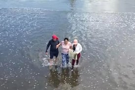 Con la almohada de su hijo en brazos, madre entra al mar y suplica que le devuelvan su cuerpo