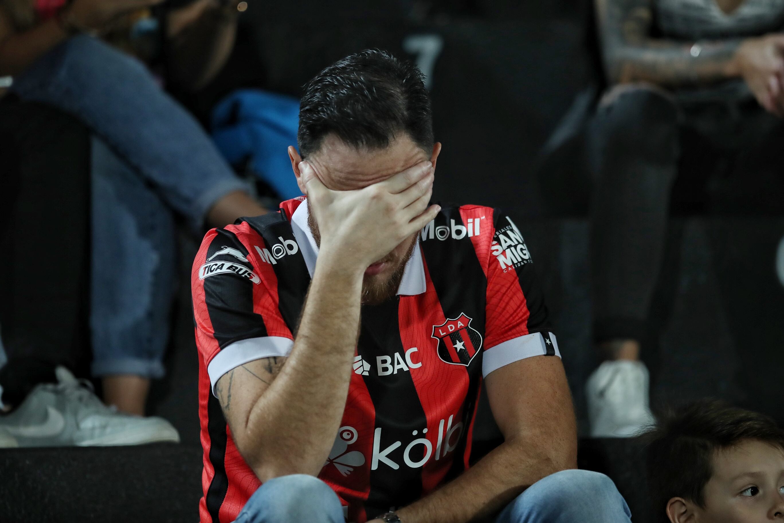 12/03/2024/ juego de vuelta entre Liga Deportiva Alajuelense vs New England Revolution por la CONCACAF Champions Cup en el estadio Alejandro Morera Soto donde el técnico Alexandre Guimarães vuelve al fútbol de Costa Rica dirigiendo a la Liga / Foto John Durán