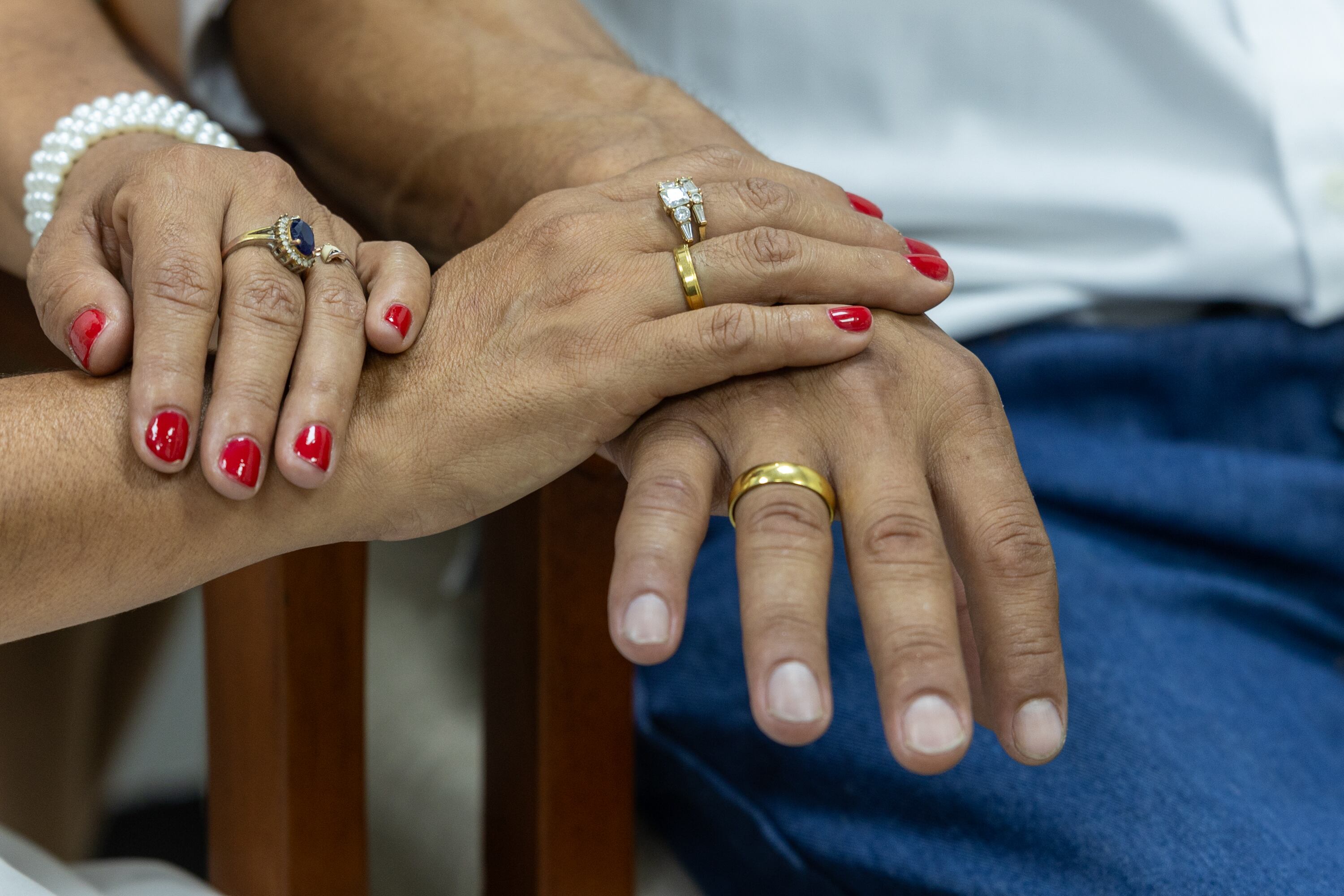 08/11/2024, San José, TSE, celebración del matrimonio civil en el TSE, con la jefa de Estado inscripciones Irene Montanaro Lacayo y la asistente Johanna Quirós Barrantes, celebrando la unión civil de Gonzalo Quirós y Grace Sánchez, junto a sus testigos Roxana Quirós y Javier Sánchez, acompañados de sus madres Ana María Vizcaíno y Vilma Cascante.