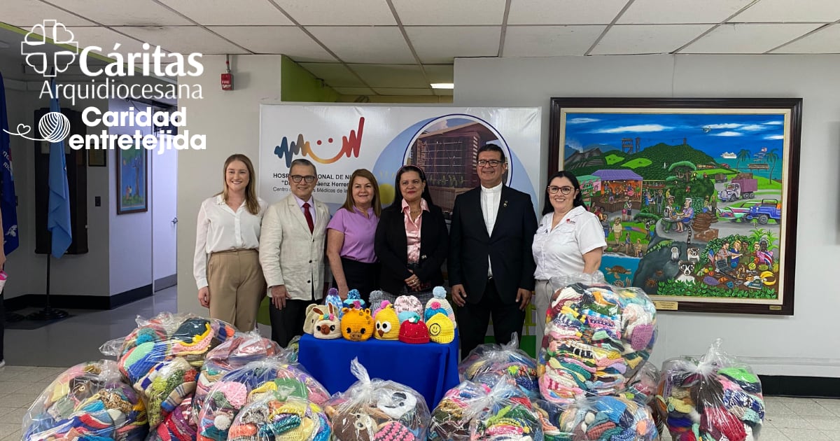 Cáritas Arquidiocesana, que anima el servicio social de la Iglesia Católica de la Arquidiócesis de San José, donó 3435 gorritos tejidos a mano al Servicio de Anestesia del Hospital Nacional de Niños, como cierre de la campaña “Caridad Entretejida”