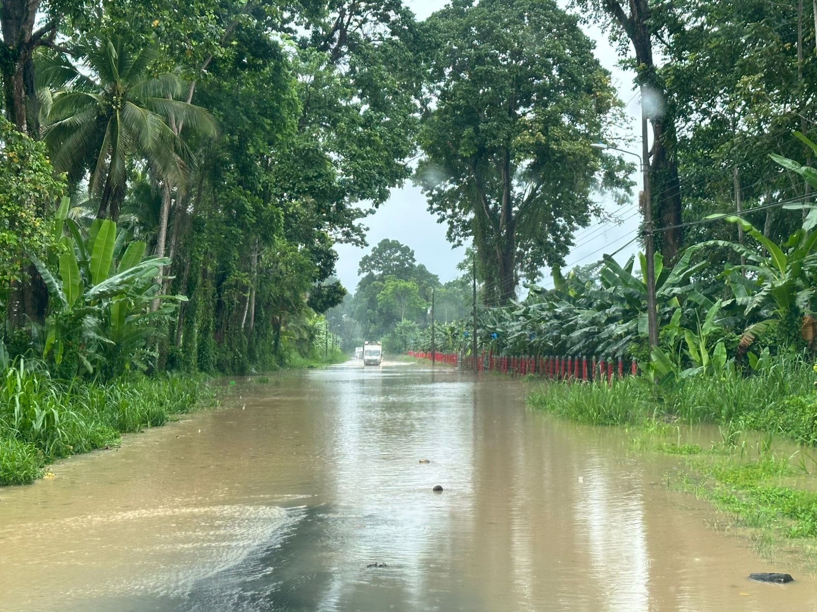 Mal tiempo y dificultades de acceso afectan varias comunidades del Caribe, en las imágenes se ve la zona que comunica Siquirres con Matina, cerca del río María de Dios. Foto: Bataneño